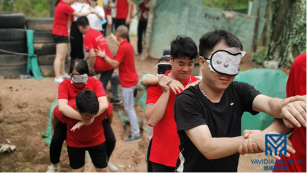 賣上銀導(dǎo)軌的小女孩帶您走進雅威達傳動團建